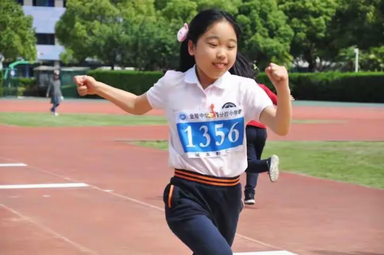 关于精彩绝伦！女子击剑比赛中的黄金一战的信息