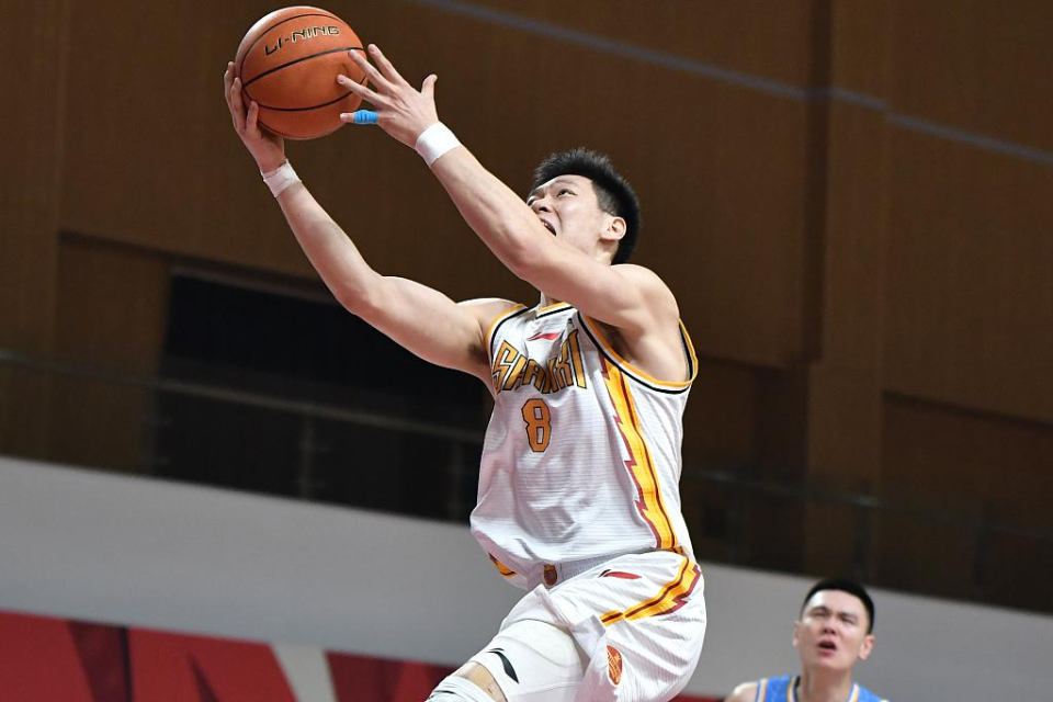 包含本土球员爆发，助球队击败劲敌的词条