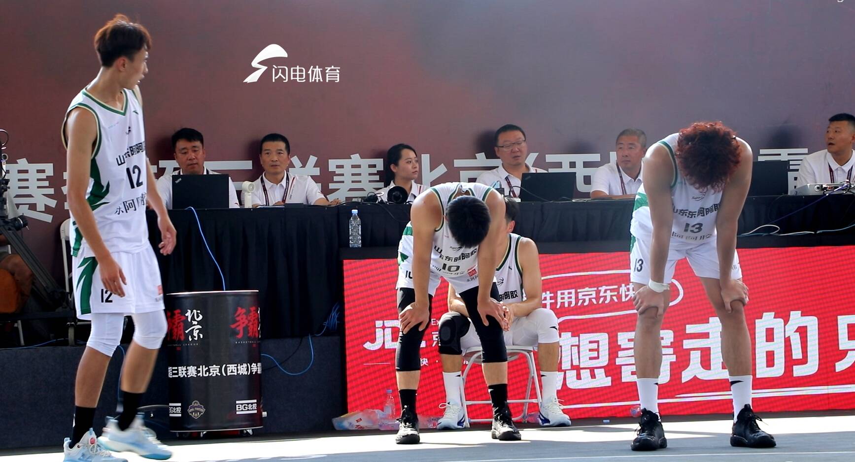 紧张气氛笼罩，双方球队比拼实力