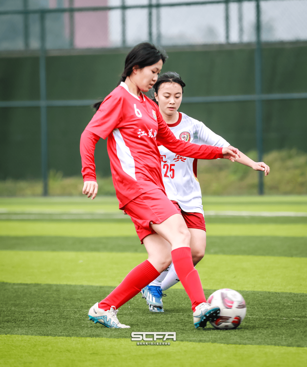 完美比赛：女子足球队实现突破
